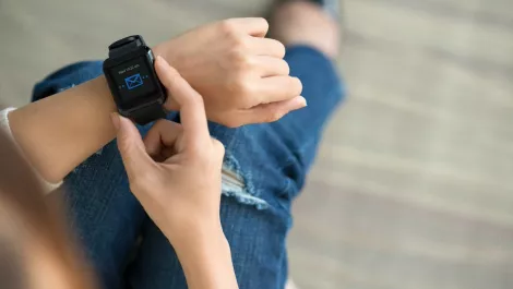 Aussies abandoning new smartphones for smart watches